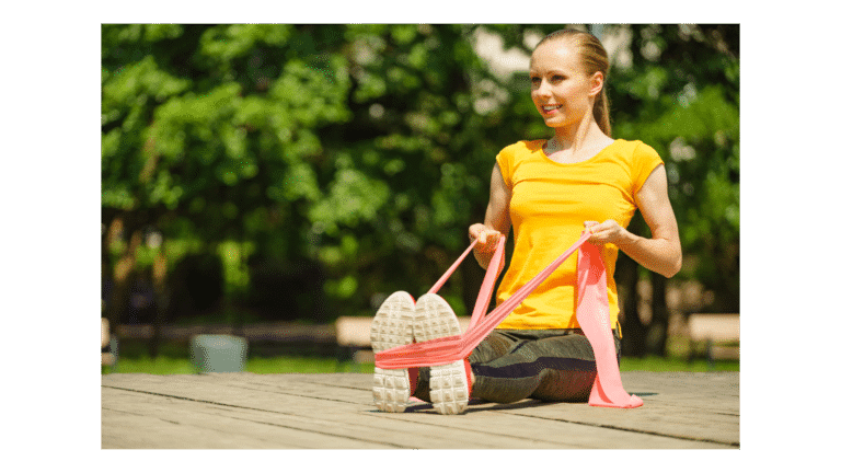 Woman with resistance band - Medicash Phio